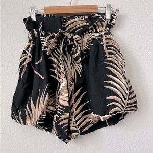 H&M Leaf Patterned High Waisted Paper Bag Shorts
Size 4